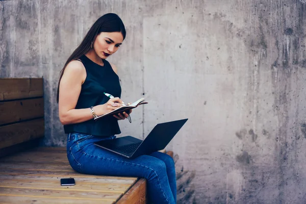 Réfléchir Talentueux Étudiant Écrivant Des Informations Sur Bloc Notes Tout — Photo