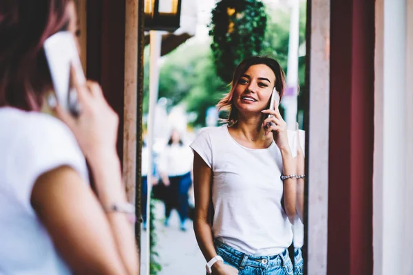 Indietro Vista Immagine Giovane Bella Donna Sorridente Cercando Rispecchiare Durante — Foto Stock