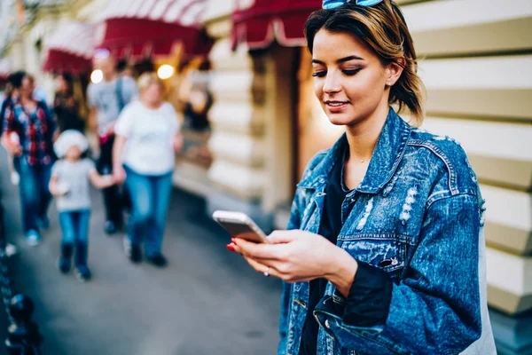 Pozytywne Hipster Girl Ubrany Stylowe Denim Odzież Gawędząc Przyjaciółmi Sieci — Zdjęcie stockowe