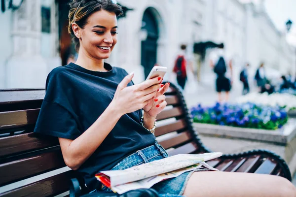 Immagine Ritagliata Attraente Viaggiatore Sorridente Guardando Video Divertenti Nel Sito — Foto Stock