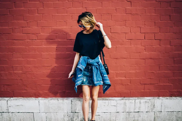Mladá Krásná Žena Blogger Oblečený Módní Oblečení Pózuje Pro Kameru — Stock fotografie