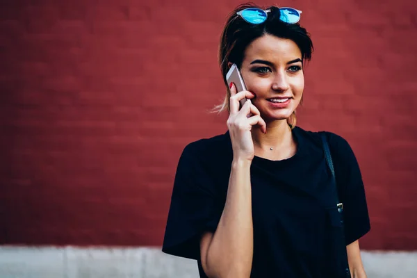 Aranyos Boldog Női Személy Beszél Modern Telefon Színes Fal Hirdetés — Stock Fotó