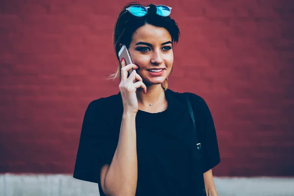 Linda Persona Femenina Feliz Hablando Por Teléfono Moderno Durante Paseo —  Fotos de Stock