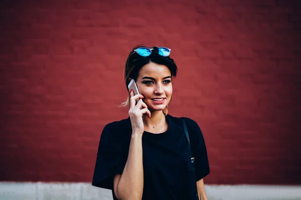 Linda Persona Femenina Feliz Hablando Por Teléfono Moderno Durante Paseo — Foto de Stock