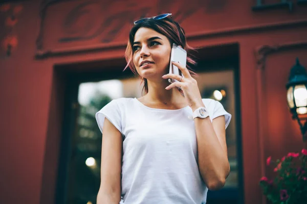 Muchacha Hipster Atractivo Hablando Teléfono Moderno Pie Aire Libre Entorno —  Fotos de Stock