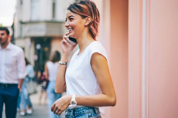 Веселая Молодая Женщина Разговаривает Мобильному Телефону Другом Гуляющим Городских Условиях — стоковое фото