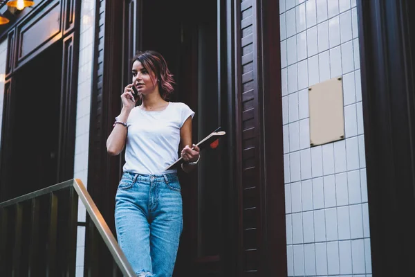 Elegante Studente Con Libro Mano Che Parla Smartphone Che Esce — Foto Stock