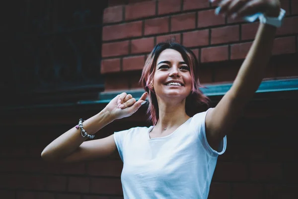 Mujer Alegre Blogger Grabación Vídeo Cámara Frontal Del Teléfono Moderno —  Fotos de Stock