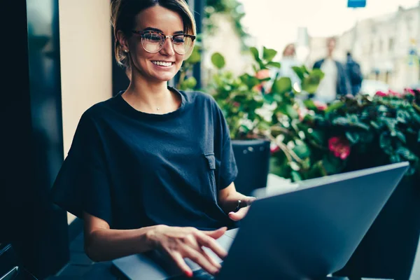 Vellykket Ung Kvinnelig Grafisk Designer Stilige Brilleglass Som Betaler Nettet – stockfoto