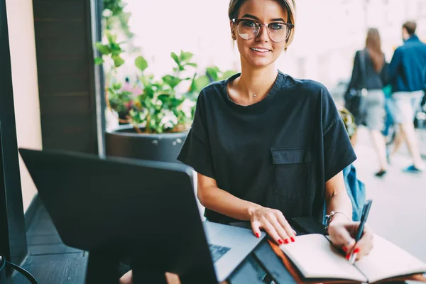 Portret Van Halve Lengte Van Positieve Charmante Vrouwelijke Freelancer Camera — Stockfoto