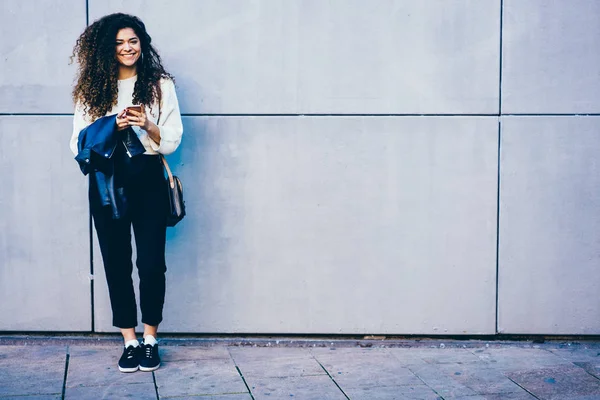 Vidám Tinédzser Látszó Fényképezőgép Miközben Sétálnak Mellett Másol Hely Hirdetési — Stock Fotó