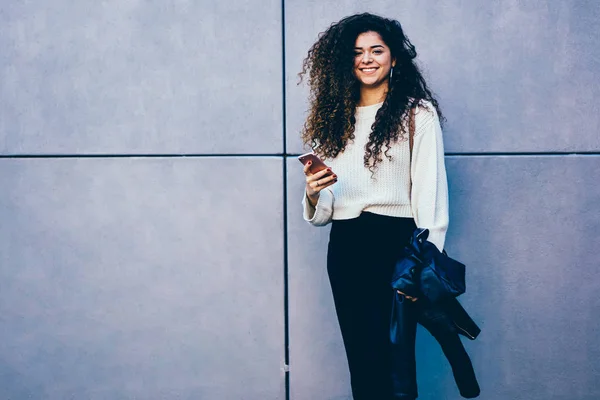 Retrato Atractiva Persona Femenina Pasar Tiempo Recreación Aire Libre Con —  Fotos de Stock