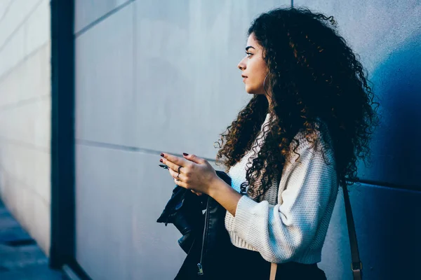 Joven Persona Femenina Atractiva Mirando Hacia Otro Lado Mientras Está — Foto de Stock