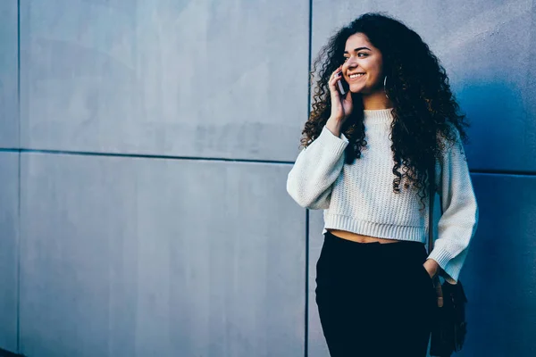 Positiv Tonåring Kvinna Klädd Trendig Outfit Pratar Mobiltelefon Fritid Gatan — Stockfoto