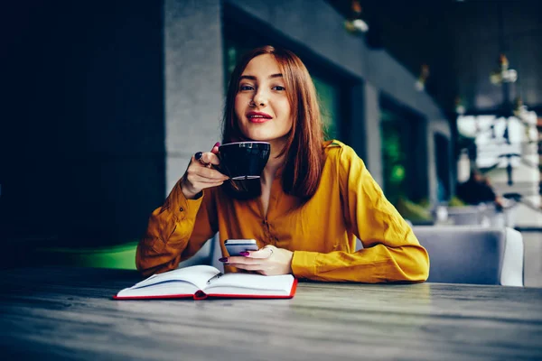 Media Longitud Retrato Encantadora Mujer Pelirroja Positiva Disfrutando Del Tiempo —  Fotos de Stock