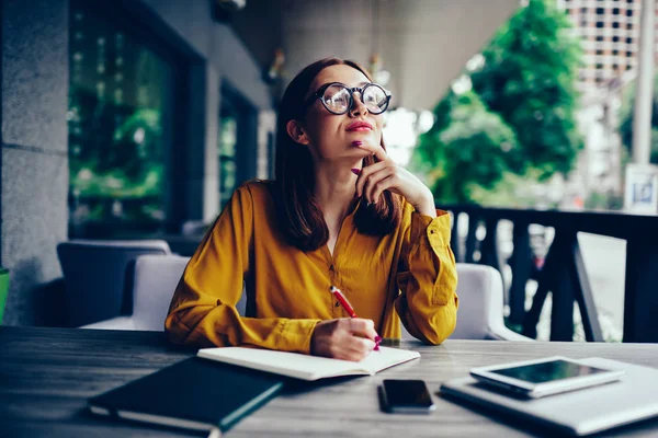 Reflexionando Lindo Estudiante Talentoso Espectáculos Frescos Mirando Hacia Otro Lado — Foto de Stock