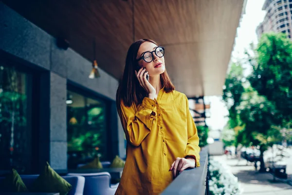 Reflexionando Hermosa Pelirroja Vestida Con Ropa Casual Comunicándose Con Amigos — Foto de Stock