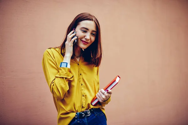 Söt Positiv Kvinnlig Student Klädd Cool Blus Med Mobila Samtal — Stockfoto