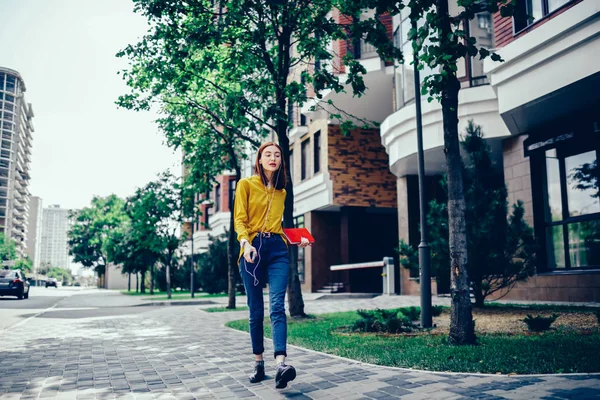 Jonge Getalenteerde Vrouwelijke Student Gekleed Casual Kleding Rond Stad Lopen — Stockfoto
