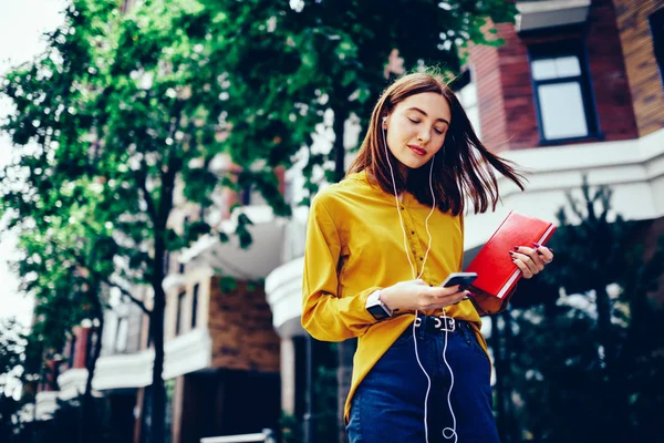 Menina Hipster Lindo Jovem Com Cabelo Ventoso Procurando Playlist Legal — Fotografia de Stock