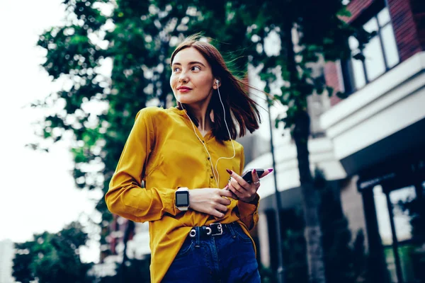 Joven Bloguera Encantadora Vestida Con Ropa Moda Disfrutando Del Tiempo — Foto de Stock