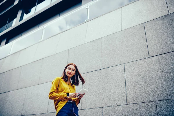 Portret Połowa Długości Ładna Studentka Patrząc Kamery Podczas Wyszukiwania Playlisty — Zdjęcie stockowe