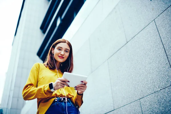 Porträtt Positiva Vacker Rödhårig Kvinna Tittar Kameran Samtidigt Skicka Roliga — Stockfoto