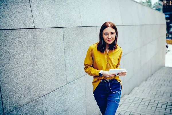 Połowę Długości Portret Ładny Pozytywny Hipster Dziewczyna Patrząc Kamery Podczas — Zdjęcie stockowe