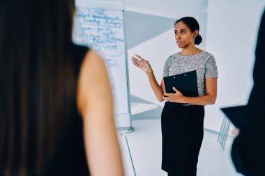 Afro Amerikan kadın konuşmacı işitsel, profesyonel pazarlama uzmanı Kurumsal Konferansı paylaşım planlama konuşma yapmak için ana noktaları ve stratejileri anlatan sunu sırasında konuşma