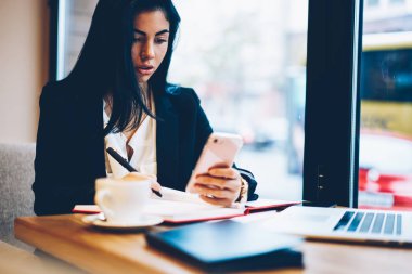 Web sayfaları içinde yetenekli yazarı kablosuz internet'e bağlı ve Not Defteri'ne kayıt telefon arama bilgi Resim kırpılmış. Girişimci planlama çalışma programı kapalı durulması