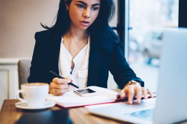 Dizüstü bilgisayar eğitim webinar izliyor ve genel kavramlar yazma güzel grafik tasarımcı görüntü kırpılmış. Genç işkadını transfer para online ve kayıt denge oldukça