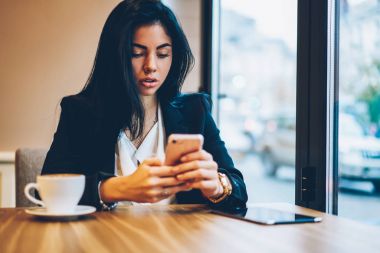 Çekici durulması kadın girişimci cep uygulaması yoluyla ortakları iletiler göndermesi için 4 g bağlı internet. Genç kadın kişi smartphone cep telefonu ile Web sitesi ilginç video izlerken