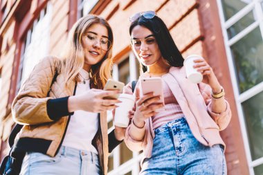 4 g internet bağlantısı açık havada Haritası, gezinme üzerinden paylaşım ortak fotoğrafları hipster kızlar bloglama sosyal ağlar olumlu yüklemek için kullanarak neşeli en iyi arkadaşlar şehirde Tur