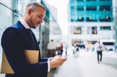 İyi haberler e-posta açık havada iş Soka kontrol Mali İşler Müdürü gülümseyen genç gurur Ceo, uygulama için reklam kopya alanı duran Smartphone üzerinden dosya gönderme memnun