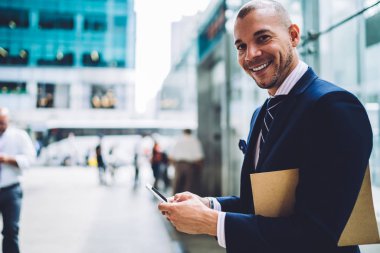 Neşeli tüccar para hareket bildirim yakınındaki kopyalama alanı alanı reklam, başarılı iş adamı için mobil ayakta formal giyim sm gönderme alma alma ile memnun portresi