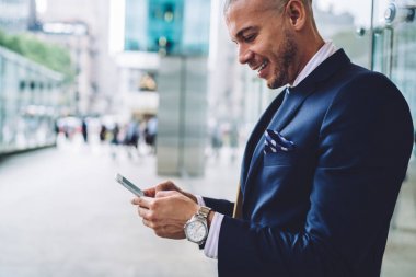 İyi haber başarılı proje tanıtım alanı Sms ayakta gönderme ile heyecanlı takım elbiseli meslektaşım--dan hareket eden, zengin iş adamı iletiyi alan gülümseyen Mali İşler Müdürü memnun