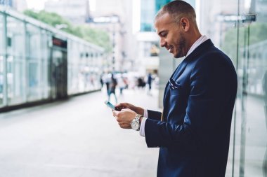 Mutlu uygulama üzerinde banka hesabı kontrol etmek için telefonunuzun ve Mali İşler Müdürü ile internet bağlantısı açık havada, başarılı avukat mobil posta kontrol ederken yeni iş teklifi alma memnun.