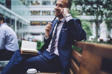 Meslektaşım, telefon conversatio sırasında başlangıç için fikir düşünüyorum başarılı girişimci iş hakkında cep telefonunuzda konuşurken o çözümleri durulması düşünceli müreffeh ekonomist