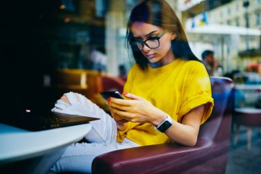 Havalı gözlükler önemli bildirim hizmeti Smartphone'da bankacılık üzerinden kontrol içinde çekici freelancer durulması. Müşteri telefonu kafede çalışması sırasında için dalgın esmer kadın mesaj e-posta