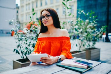 Uzağa süre alışveriş online web sitesi ve touchpad üzerinde uygulama ile ödeme yapmak arıyorsunuz serin gözlük dalgın muhteşem kadın. Kentsel ayarı, serbest zaman harcama çekici hippi kız