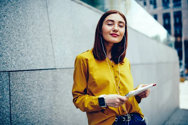 Portrait Longueur Une Charmante Étudiante Percée Nez Promenant Dans Rue — Photo