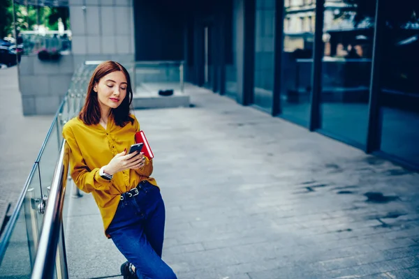 Zamyšlená Docela Hezká Žena Oblečená Módní Značka Oblečení Mailů Smartphone — Stock fotografie