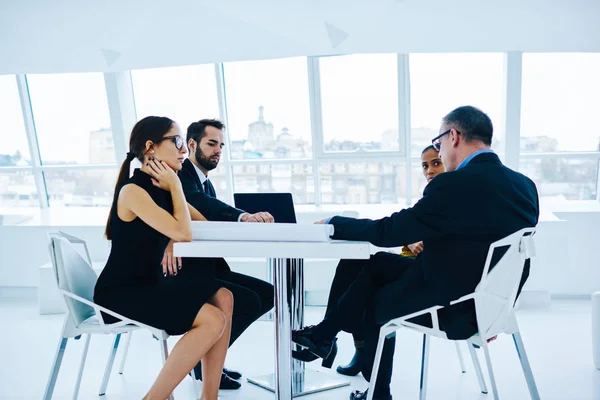 Grupo Especialistas Negócios Masculinos Femininos Sentados Mesa Reuniões Discutindo Detalhes — Fotografia de Stock