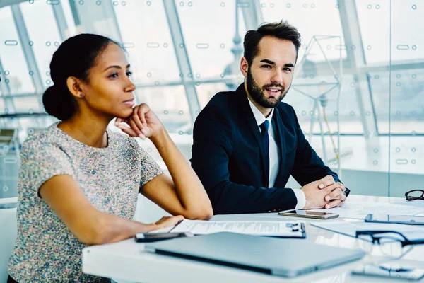 Mannelijke Vrouwelijke Collega Zitten Samen Conferentie Denken Probleemoplossing Voor Project — Stockfoto