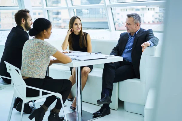 Trots Ceo Uitleg Van Strategieën Voor Diversiteit Bemanning Van Mannelijke — Stockfoto