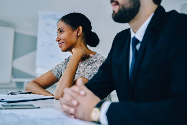 Sidovy Afro Amerikansk Kvinnlig Manager Sitter Vid Konferensen Nöjd Med — Stockfoto