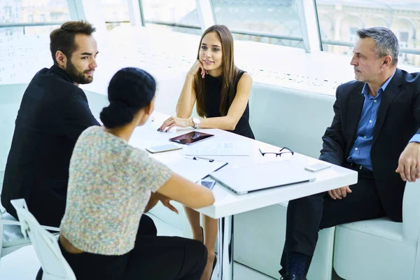 Mångfald Besättningen Kreativ Marknadsföring Experter Med Brainstorming Session Med Burop — Stockfoto