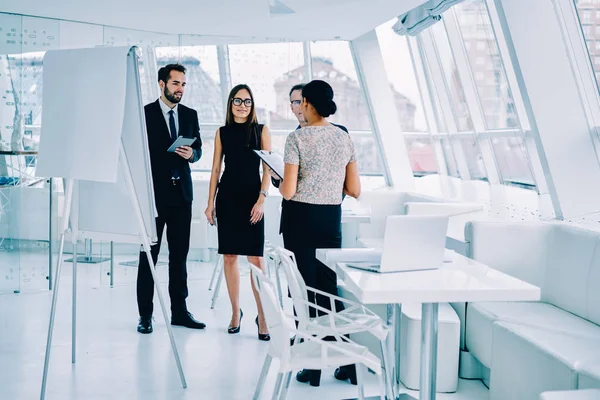 Diversidade Grupo Arquitetos Discutindo Ideias Durante Processo Trabalho Comum Projeto — Fotografia de Stock