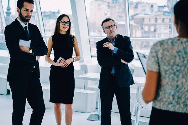 Empleados Masculinos Femeninos Escuchando Ponente Sobre Proyecto Negocio Presentación Conferencia — Foto de Stock