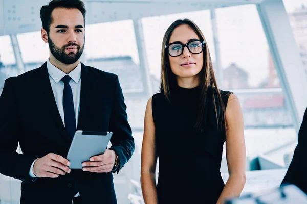 集中的男性和女性投资者在正式的装备站立在工作办公室对协作提供的思考 有技能的自信的营销专家准备与企业家会面 — 图库照片